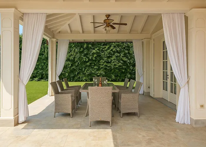 Dei Marmi, Pool & Garden