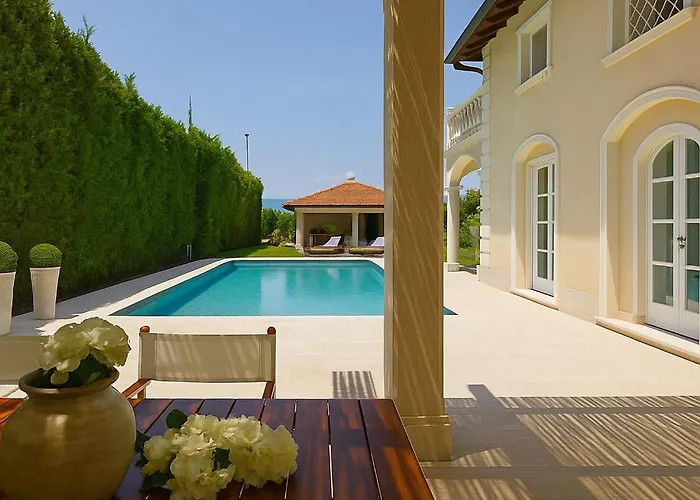 Dei Marmi, Pool & Garden