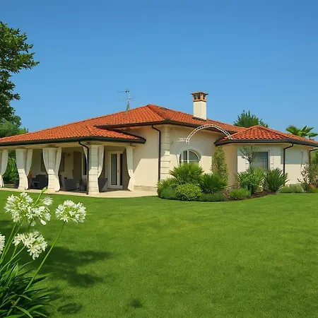 Dei Marmi, Pool & Garden